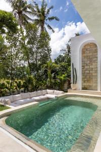 Luxurious 2BR Pool Villa, Scenic Rice Field Views - Lumora Villa Seseh