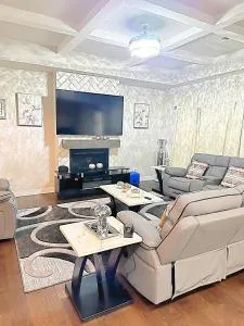 A modern five bedrooms home! - Dacula