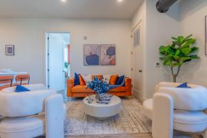 Vibrant Visit near Airport, Free Parking, 2 BR 2 Bath Suite that Sleeps 8, 20 Percent OFF 7 days