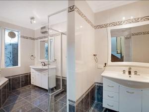 Spacious Central Fremantle Home Spa bath &garden