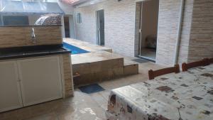 Linda casa Edícula "fundos do terreno" com piscina