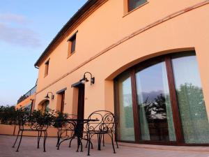 Apartment in Marche with Pool & Wine Tours