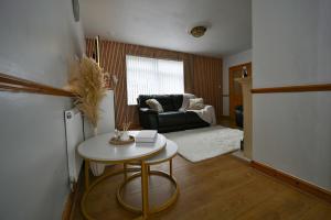 Cosy 2 bed home with jacuzzi bath in Wythenshawe near Manchester Airport