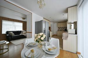 Cosy 2 bed home with jacuzzi bath in Wythenshawe near Manchester Airport