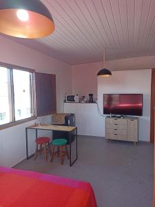 Apartamento Charmoso - Localização Privilegiada Enfrente Aeroporto - Perto de tudo - 2 minutos orla mar - Ar Cond, Frigobar, Tv 50, WIFI