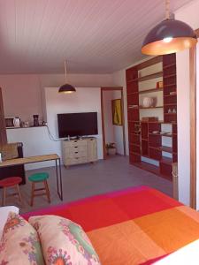 Apartamento Charmoso - Localização Privilegiada Enfrente Aeroporto - Perto de tudo - 2 minutos orla mar - Ar Cond, Frigobar, Tv 50, WIFI