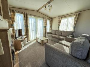 Beautiful Caravan At Manor Park Nearby Hunstanton Beach Ref 23030W