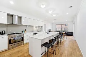 Spacious 7BR Home in Clyde - Ideal for Groups - Koo-Wee-Rup