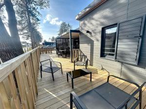 Chalets Chalet de Standing a Jullouville: 6 Couchages, Piscine Chauffee, Proche Plage et Commerces, WiFi Gratuit - FR-1-361-548 : photos des chambres