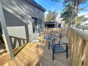 Chalets Chalet de Standing a Jullouville: 6 Couchages, Piscine Chauffee, Proche Plage et Commerces, WiFi Gratuit - FR-1-361-548 : photos des chambres