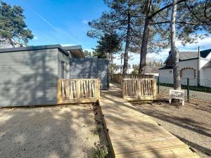 Chalets Chalet de Standing a Jullouville: 6 Couchages, Piscine Chauffee, Proche Plage et Commerces, WiFi Gratuit - FR-1-361-548 : photos des chambres