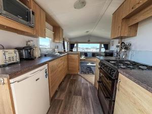 Lovely 8 Berth Caravan At Manor Park Nearby Hunstanton Beach 23107S