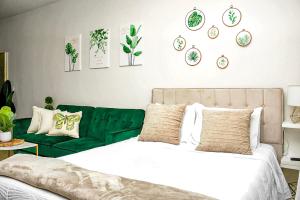 MDR Studio Apartment Luxury pool, gym, parking, jacuzzi.