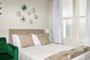 MDR Studio Apartment Luxury pool, gym, parking, jacuzzi.