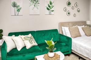 MDR Studio Apartment Luxury pool, gym, parking, jacuzzi.