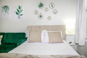 MDR Studio Apartment Luxury pool, gym, parking, jacuzzi.