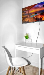 MDR Studio Apartment Luxury pool, gym, parking, jacuzzi.