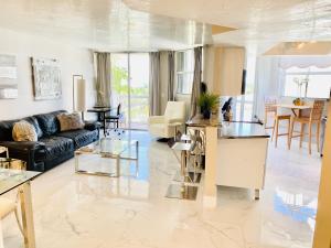 OCEAN BAY VIEWS 2Bdr 2Bath BEACH CONDO PARKING