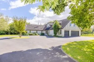 Matangi Manor, 9 bedroom home in park-like grounds - Newstead
