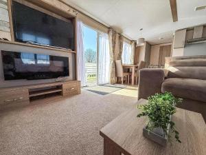Lovely Caravan With Decking At Manor Park In Hunstanton Ref 23091T