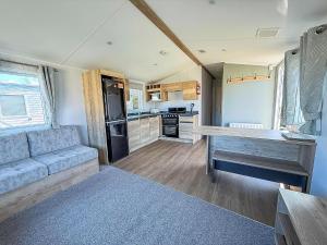 Lovely 8 Berth Caravan Ref 23028B