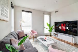 2BR Luxury Apt in Culver City, Free Parking, Pool, Gym