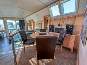 Fantastic Caravan With Stunning Lake Views At Southview Holiday Park Ref 33002Ml