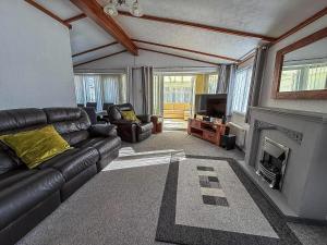 Gorgeous Lodge With Decking At Southview Holiday Park In Skegness Ref 33093V