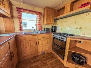 Lovely 8 Berth Caravan In Skegness, Ref 96023D