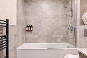 City Retreat for 4 with Free parking and Gym access