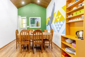 The Minivet Perch - Лансдаун