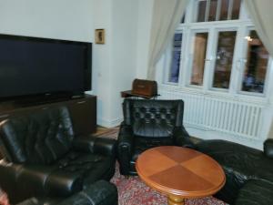Bright 2BDR sleeps 8 near center M1