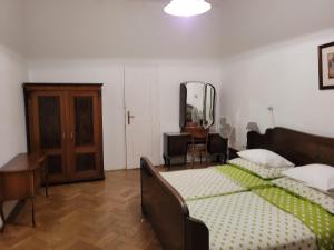 Bright 2BDR sleeps 8 near center M1