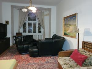 Bright 2BDR sleeps 8 near center M1