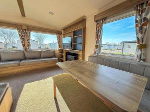 Cosy Caravan With Decking At Golden Sands Haven Holiday Park Ref 63009Rc