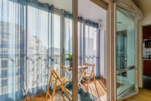 Transports, parking, AC & equipped for long stays