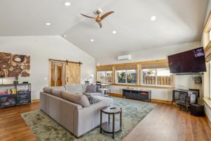 Mountain Retreat with Hot Tub, Game Room and Yard home