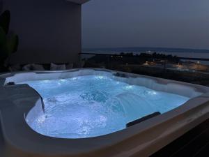 Luxury apartment L with jacuzzi