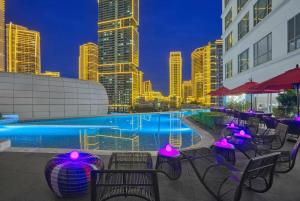 Luxury California King Suite with Pool and City View