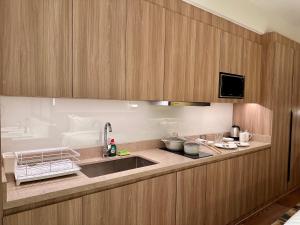 Luxury California King Suite with Pool and City View