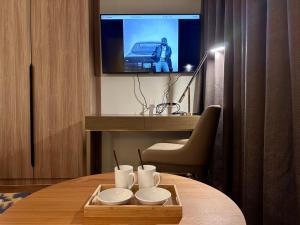 Luxury California King Suite with Pool and City View