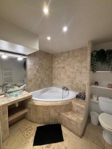 Grand F1 Centre Historique Ecusson 10Min Comédie