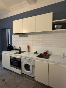 Grand F1 Centre Historique Ecusson 10Min Comédie