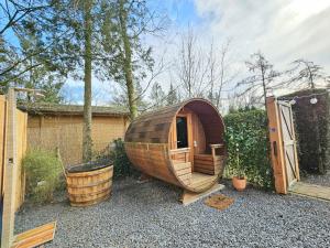 Holiday home with private Sauna on the Veluwe with cold water Tub bath