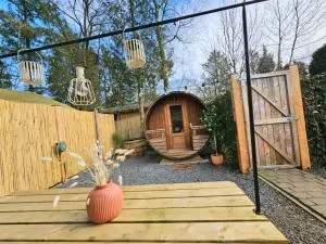 Holiday home with private Sauna on the Veluwe with cold water Tub bath - 皮滕