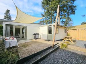 Holiday home with private Sauna on the Veluwe with cold water Tub bath