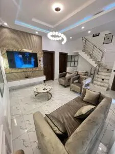 Luxury 4BR Apt 5Min to LCC with Pool in Secured Estate - Ibeju