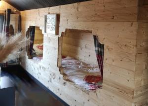 Maisons de vacances CHALET COSY LE CABETON AVEC SAUNA TONNEAU a St Laurent en Grandvaux - du samedi au samedi uniquement : photos des chambres