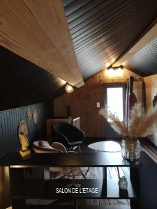 Maisons de vacances CHALET COSY LE CABETON AVEC SAUNA TONNEAU a St Laurent en Grandvaux - du samedi au samedi uniquement : photos des chambres