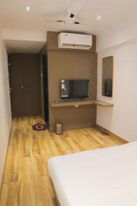 APEX STAY Rooms & Dormitory